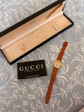 Gucci Gold-Tone Watch with Brown Leather Strap and Cream Dial - Vintage ‘97